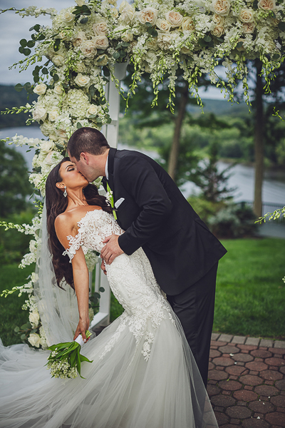 bride groom dip kiss