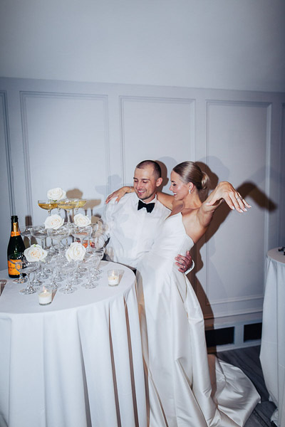 bride groom hudson house cake cutting