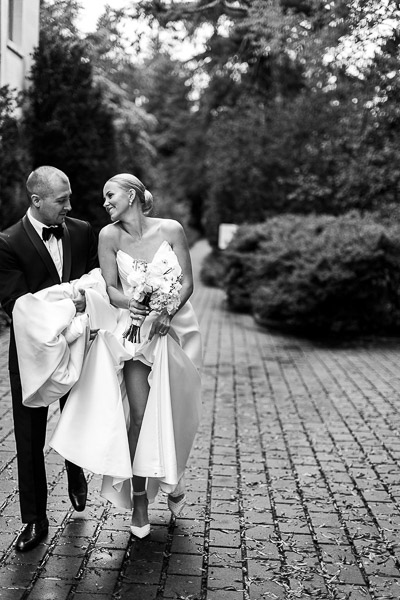 bride groom walking park