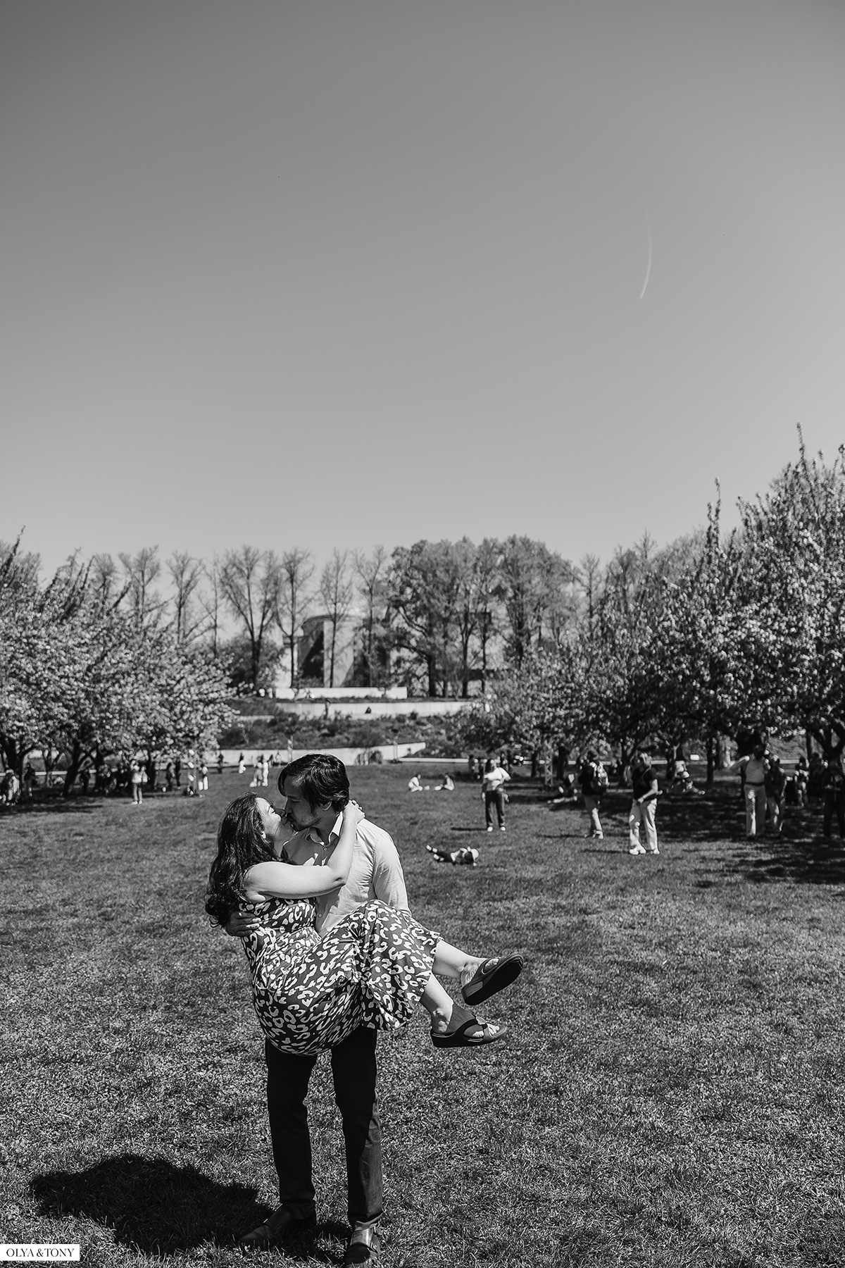 cherry blossom engagement photos in brooklyn botanic garden 11