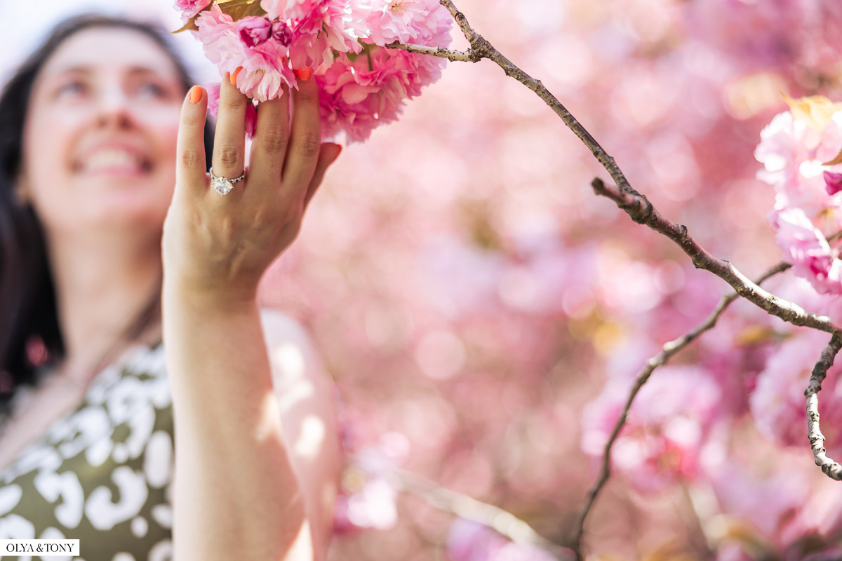 cherry blossom engagement photos in brooklyn botanic garden 13