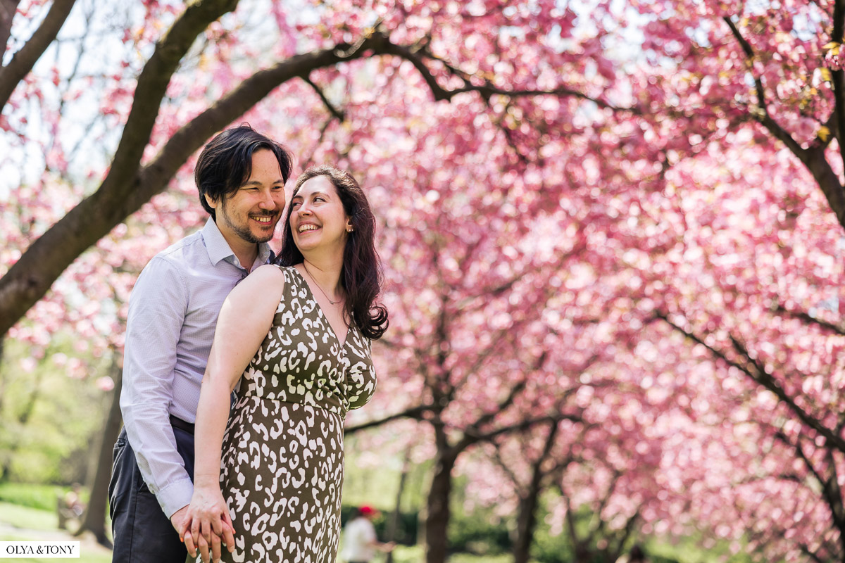 cherry blossom engagement photos in brooklyn botanic garden 15