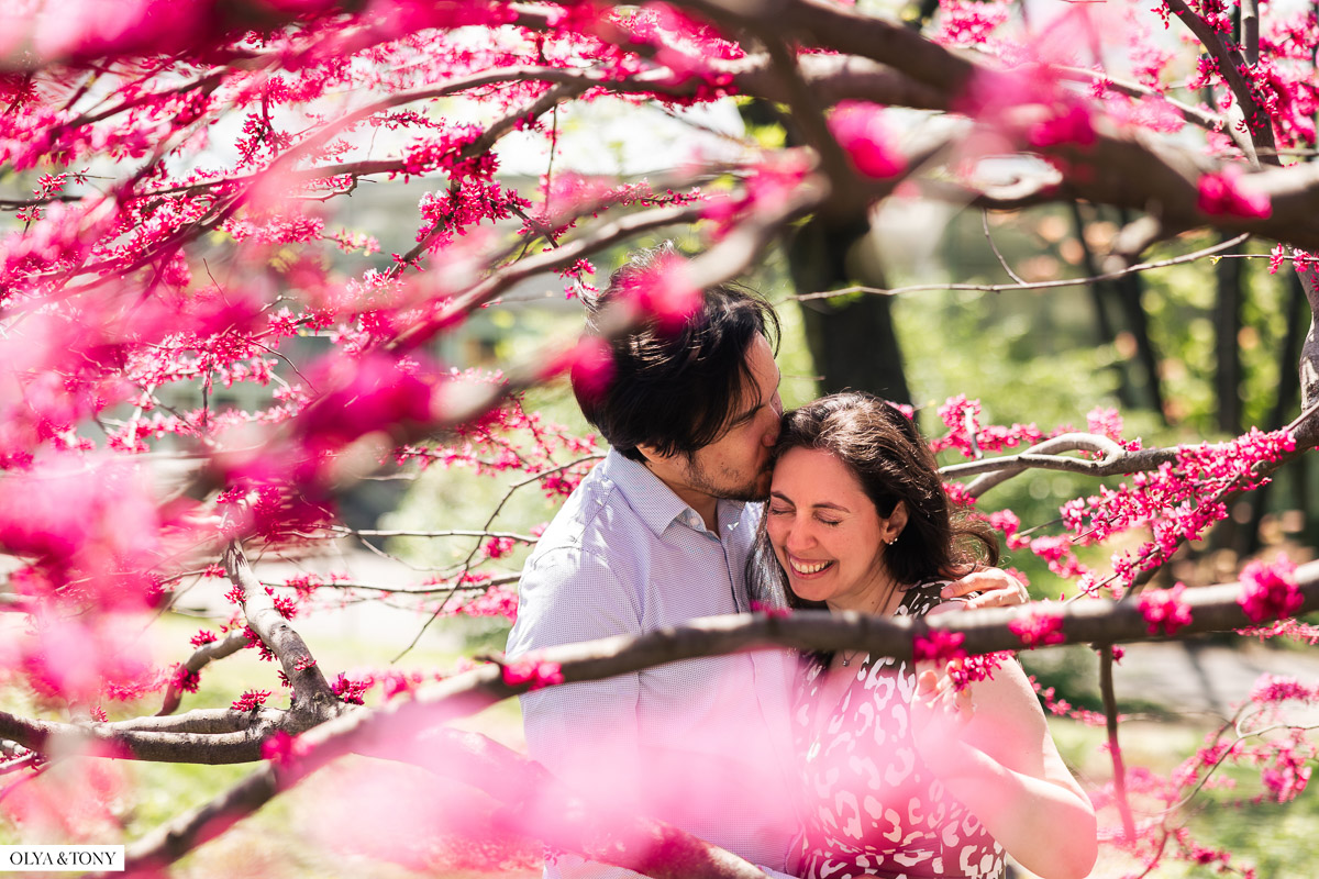 cherry blossom engagement photos in brooklyn botanic garden 3