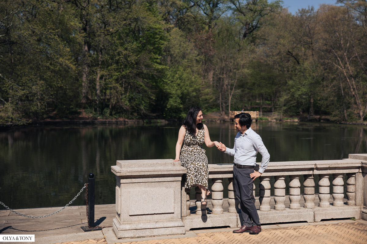 cherry blossom engagement photos in brooklyn botanic garden 35