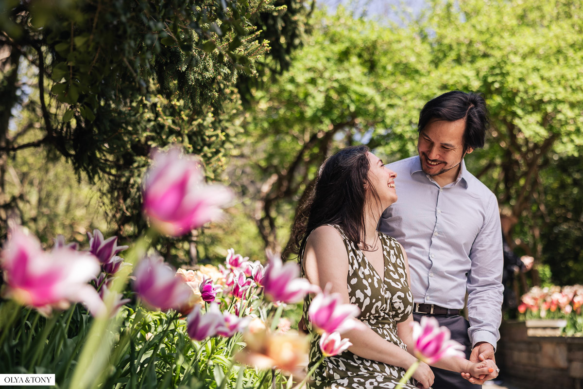 cherry blossom engagement photos in brooklyn botanic garden 7