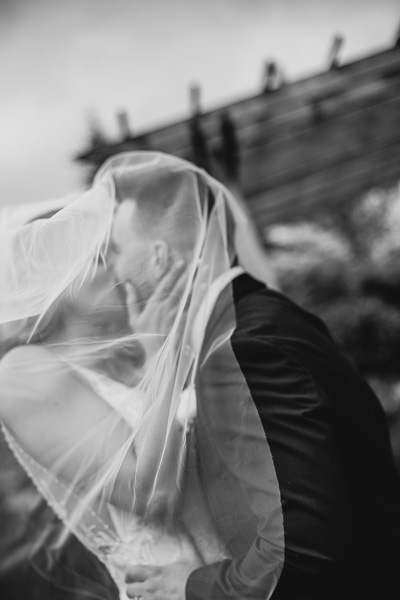 bride groom veil kiss